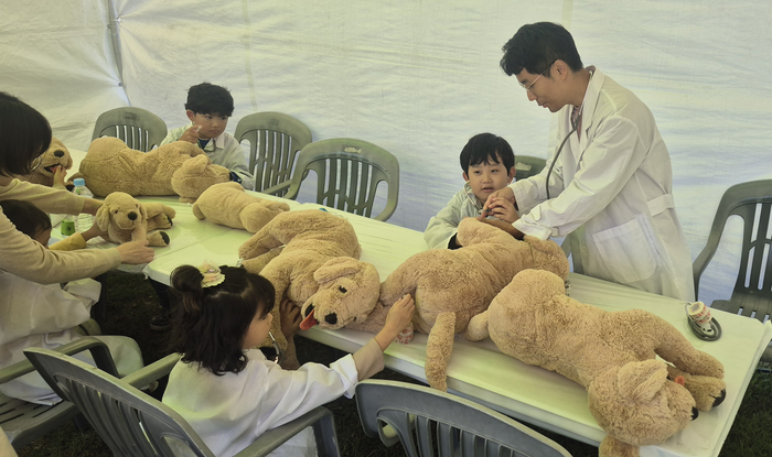 1일 오전 대구 북구 산격야영장 일대에서 열린 2025 멍멍 페스티벌에서 어린이들이 수의사 체험을 하고 있다. 조윤화 기자