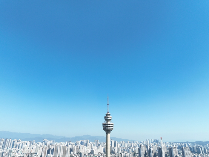 이번 주말 대구경북은 완연한 가을 날씨가 이어지는 가운데, 내일 낮부터 기온이 낮아져 춥겠다. 특히 바람도 강하게 불어 체감 온도는 더욱 낮을 전망이다. <영남일보DB>