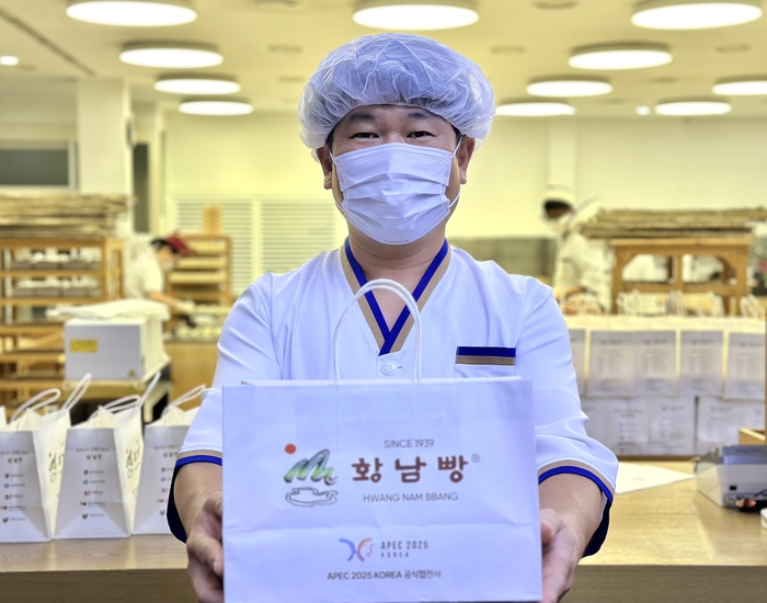 지난달 31일 경주 황남빵 본점에서 최진환 이사가 황남빵을 들어보이고 있다. 박지현 기자lozpjh@yeongnam.com