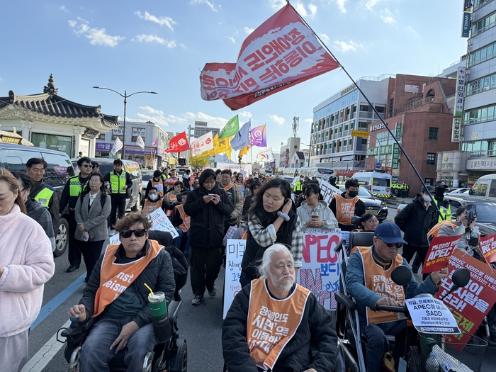 2025 APEC 정상회의 폐막일인 1일, 경북 경주시 도심에서 전장연 등 38개 국내·외 진보단체가 APEC 정상회의를 규탄하는 행진을 했다. 구경모기자