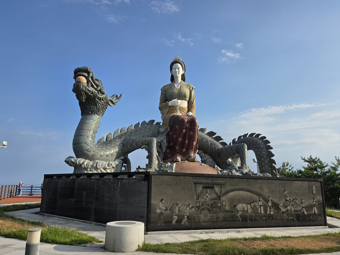 수로부인 헌화공원의 수로부인 조형물. 헌화가와 해가가 그 유래다.