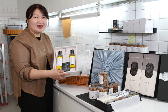 문미선 미화당조아 대표가 자신의 작업장에서 생들기름 제품을 자랑하고 있다. <장석원기자 history@yeongnam.com>