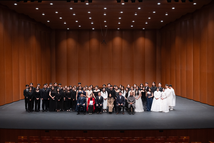 <사>대구음악협회가 주최해 지난달 31일 수성아트피아 대극장에서 열린 유네스코가 선택한 대구 8주년 기념음악회 - 대구·경북 4개 대학 연합페스티벌이 성황리에 마무리됐다. 이번 공연 참여자와 관계자들이 함께 기념촬영을 하고 있다. <대구음악협회 제공>