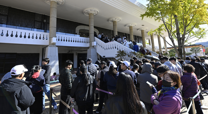 휴일인 2일 국립경주박물관에서 신라 금관 6점을 모두 모은 특별전 신라 금관, 권력과 위신 의 일반 관람이 시작되자 박물관을 찾은 관람객들이 줄지어 입장하고 있다.
이윤호기자 yoonhohi@yeongnam.com