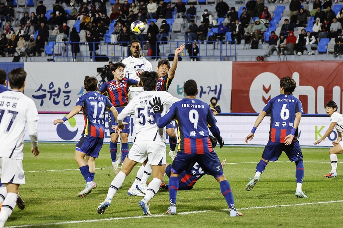 2일 수원종합경기장에서 열린 K리그1 35라운드에서 대구FC의 에드가가 수원을 상대로 득점하고 있다. <대구FC 제공>