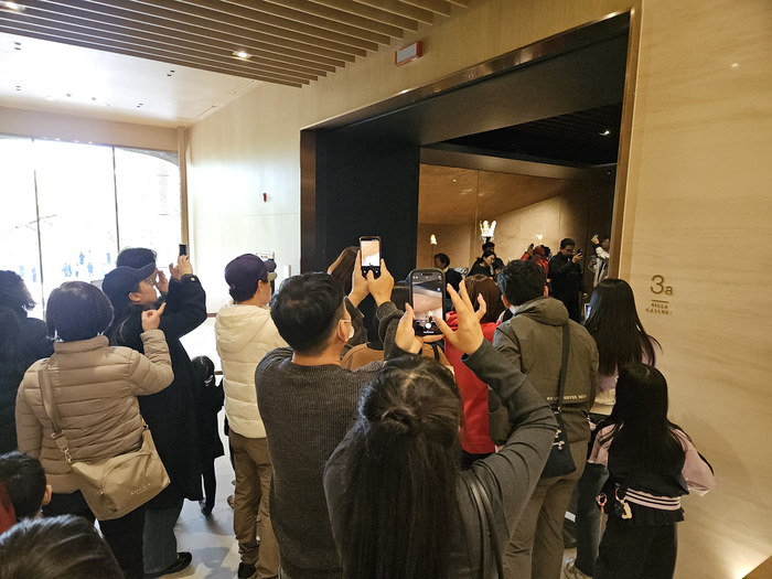 2일  국립경주박물관 신라 금관, 권력과 위신 특별전에 입장하지 못한 관람객들이 전시실 너머로 금관을 엿보고 있다. 서민지기자