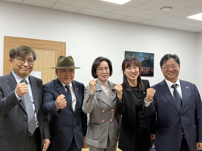 2일 오후 2시쯤 대구문화예술회관 비슬홀에서 열린 제5회 대구형무소 순국독립운동가 추모식에 앞서 (왼쪽부터) 장익현 독립운동정신계승사업회 상임대표, 우대현 대구광복회장, 국민의힘 이인선 의원(대구 수성을), 강윤진 보훈부차관, 허소(더불어민주당 대구시당 위원장)이 대구독립운동역사관 건립에 대해 논의했다. 구경모기자