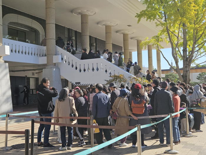 국립경주박물관에서 열리고 있는 신라 금관, 권력과 위신 특별전 입장을 앞둔 관람객들. 서민지기자