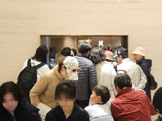 2일 국립경주박물관 신라 금관, 권력과 위신 특별전에 입장하지 못한 관람객들이 전시실 유리 너머로 금관을 엿보고 있다. 서민지기자