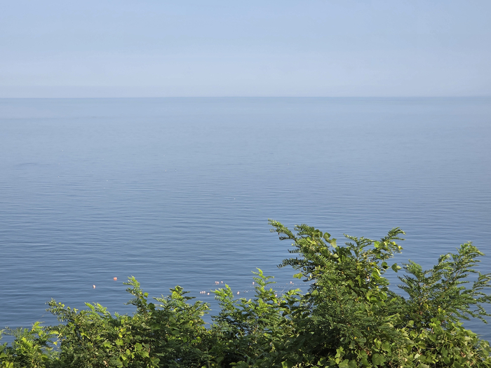 남화산 전망대에서 바라본 동해. 청명한 날 육안으로 울릉도를 볼 수 있다.