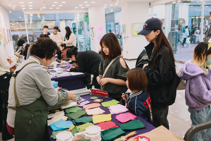 문화로 빈 점포에서 운영한 낭만미술관을 찾은 관광객을 지역 작가 작품을 구매하고 있다.<구미시 제공>