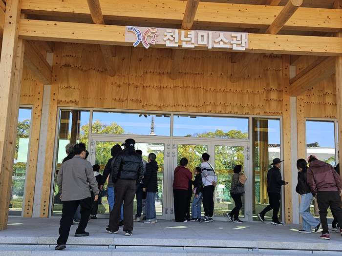 2일 APEC 기간 한미, 한중정상회담이 열린 경주박물관 내 천년미소관을 들여다보고 있는 관람객들. 서민지기자