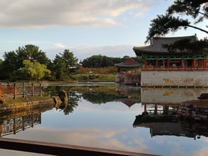 동궁은 신라 왕궁 동쪽에 있던 세자의 궁궐이다. 궝궐 내 정원 연못이 월지. 한때 압압지로 불렸다. 야경이 압도적이다. 밤에 봐야 한다.