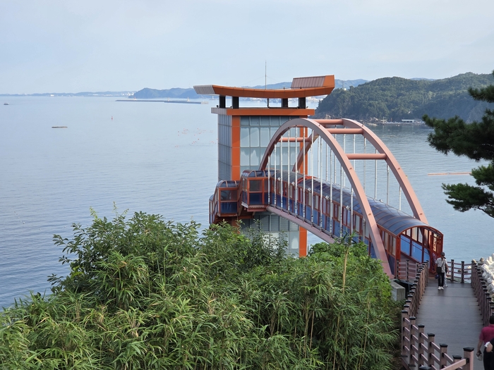 임원항을 낀 수로부인 헌화공원. 엘리베이터를 타고 올라오면 된다.