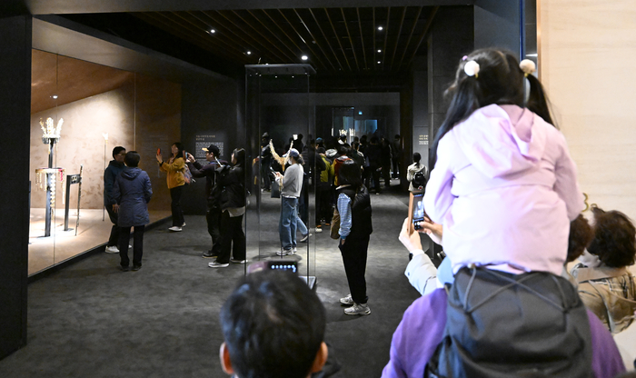 특별전 신라 금관, 권력과 위신 일반 관람이 시작된 2일 오후 국립경주박물관 전시실 앞에서 관람객들이 차례를 기다리며 줄지어 서있다. 이윤호기자 yoonhohi@yeongnam.com