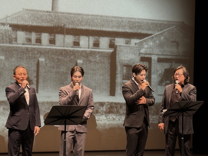 2일 오후 2시쯤 대구문화예술회관 비슬홀에서 열린 제5회 대구형무소 순국독립운동가 추모식에서 이종화 전 대구시 경제부시장을 포함한 뮤지컬 배우들이 추모 공연을 하고 있다. 구경모기자