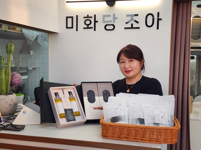 문미선 미화당조아 대표가 매장에서 제품을 선보이고 있다. <장석원기자 history@yeongnam.com>