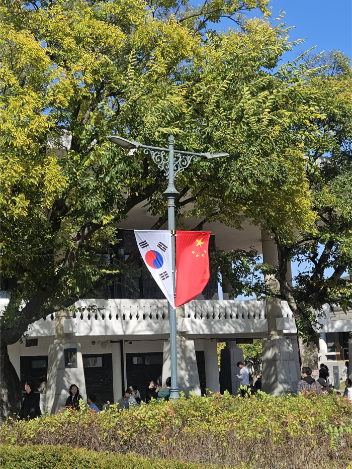 전날 열린 한중정상회담 영향으로 국립경주박물관 내 아직 걸려 있는 태극기와 오성홍기. 서민지기자