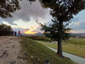 경주 월성과 낙조. 토성 아래 해자를 만들었다.