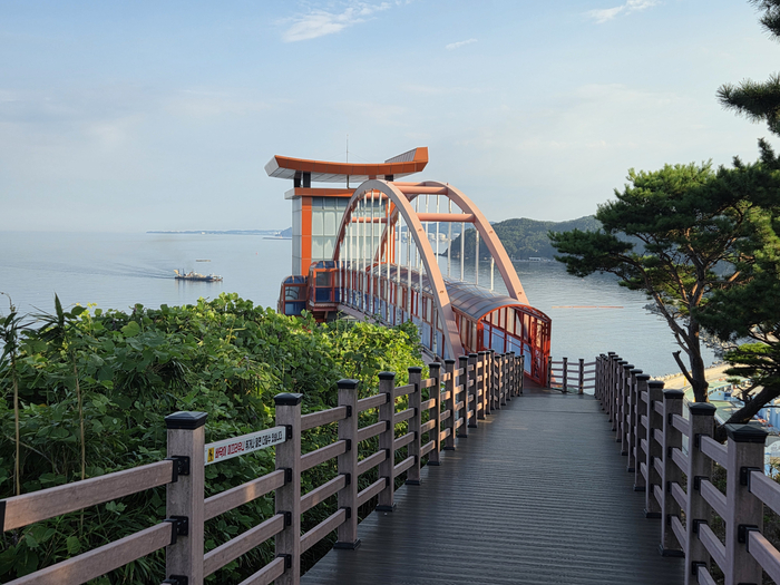 수로부인 엘리베이터와 이어진 붉은 아치형 터널과 텍길.