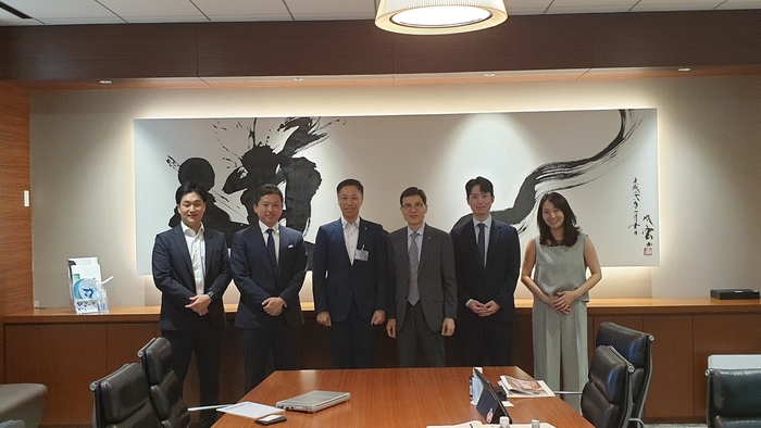 쿠사바 카츠유키(왼쪽 셋째) 동양멘테공업<주> 대표가 업계 관계자들과 기념촬영을 하고 있다. 홍석천 기자