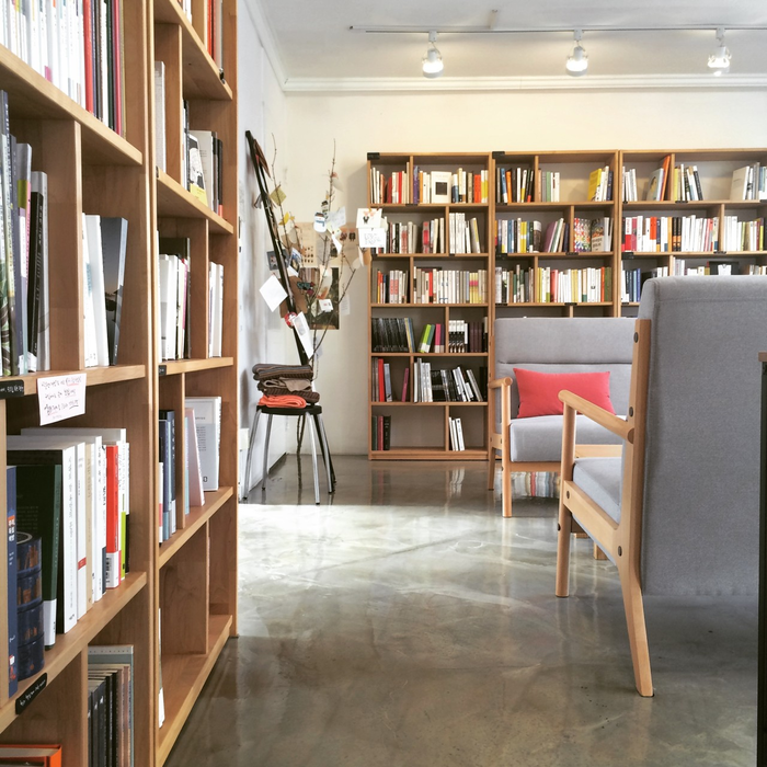 포항 효자동에 위치한 달팽이책방 내부. 다양한 독립출판물과 인문학 중심의 단행본이 비치돼 있다. <달팽이책방 제공>