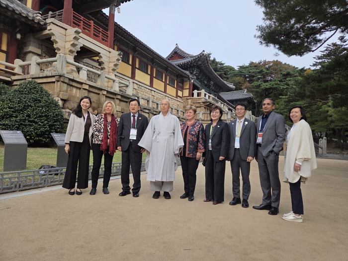 크리스탈리나 게오르기에바 IMF 총재가 불국사를 방문해 기념사진을 촬영하고 있다.<경북도 제공>