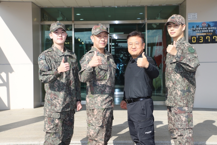 APEC 경호·경비작전 중 쓰러진 시민을 구한 장병들이 환하게 웃으며 포즈를 취하고 있다. 왼쪽부터 이효욱 일병, 안선근 상사, 심원창 준위, 신현태 일병. 육군 50보병사단 제공