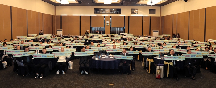 제52회 관광의 날 기념식에서 참가자들이 Its time to Gyeongbuk 퍼포먼스를 펼치고 있다.<경북도 제공>