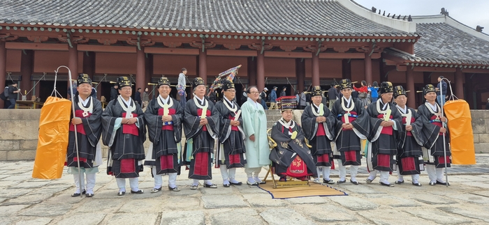 1일 서울 종묘에서 열린 종묘대제(宗廟大祭) 추향제에서 윤석준 대구유림회장(왼쪽 셋째)이 아헌관(亞獻官)으로 제례를 봉행했다.<대구유림회 제공>