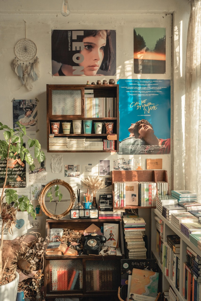 경주 황리단길에 위치한 책방 어서어서 내부. 독특한 정체성으로 입소문이 나 전국의 관광객들이 찾는 책방이 됐다. <어서어서 제공>