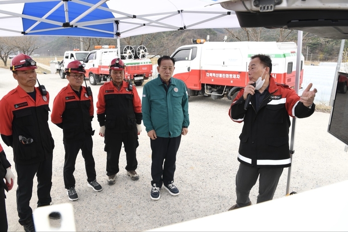 신현국 문경시장(가운데)이 산불과 산사태 등 각종 재난에 대비해 현장 보고를 받고 있다. <문경시제공>
