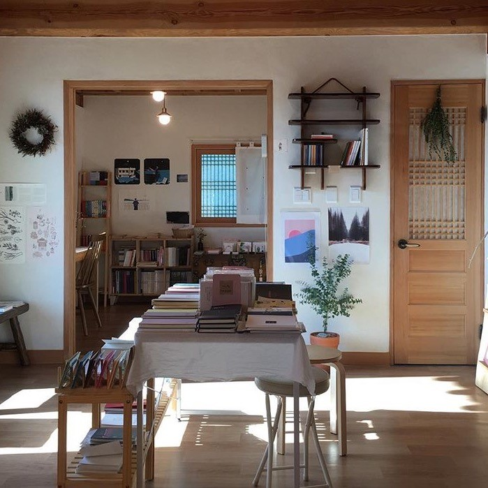 경주 서악마을에 위치한 누군가의 책방 내부. 고즈넉하고 안온한 분위기를 띤다. <누군가의 책방 제공>