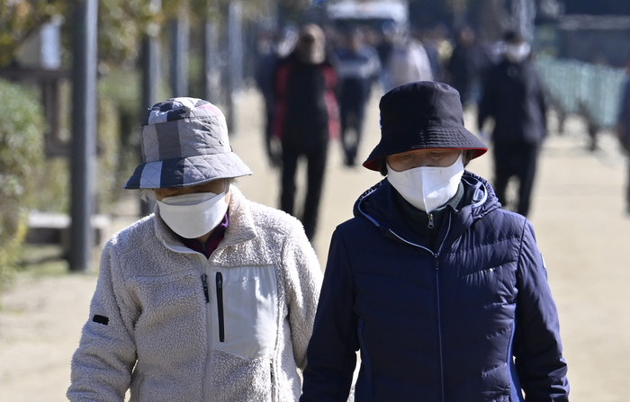 3일 오전 대구 수성구 수성못을 찾은 시민들이 두터운 외투를 입고 산책을 하고 있다. 대구기상청 관계자는 