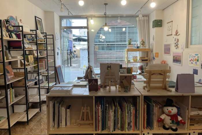 구미 금리단길에 위치한 그림책방 그림책산책 내부. <그림책산책 인스타그램>