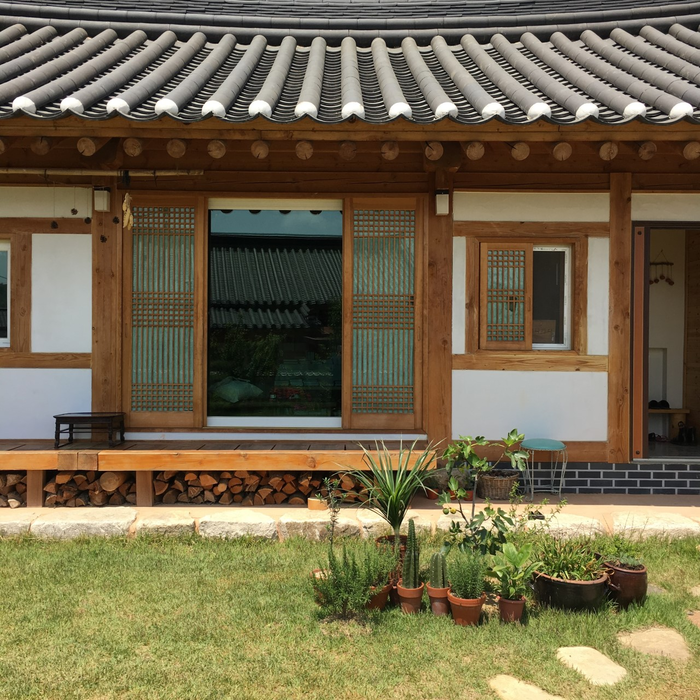 경주 서악마을에 위치한 누군가의 책방은 고택을 개조한 한옥 독립서점이다. <누군가의 책방 제공>