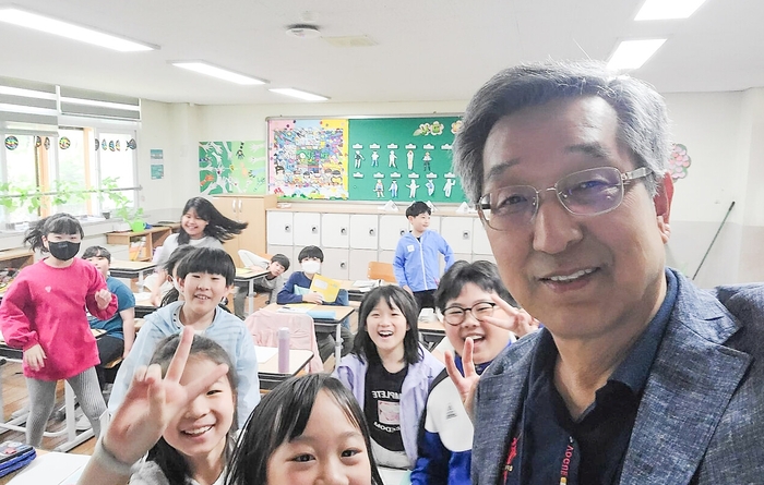 정용환 박사는 아이들이 과학과 친해질 수 있는 프로그램을 운영하는 등 과학자들이 가진 전문성을 사회와 나누는 활동을 체계적으로 정립해 나가고 있다. 경북도 제공