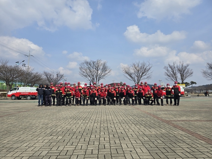 문경시 산불예방전문진화대가 산불예방 훈련을 마치고 사진 촬영을 하고 있다. <문경시제공>