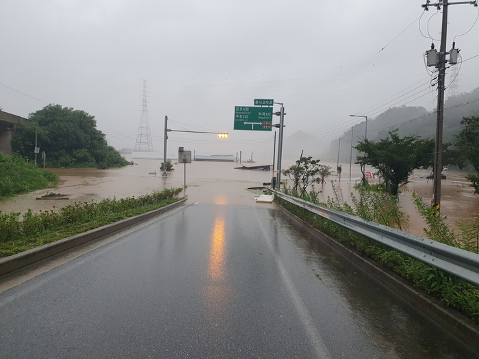 지난 2023년 문경지역에 내린 폭우로 봉서교차로가 물에 잠겼다. <문경시제공>
