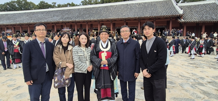 1일 서울 종묘에서 열린 종묘대제(宗廟大祭) 추향제에 아헌관으로 참여한 윤석준 대구유림회장(왼쪽 넷째)이 장남 부부 등 가족과 함께 기념촬영을 하고 있다.<대구유림회 제공>