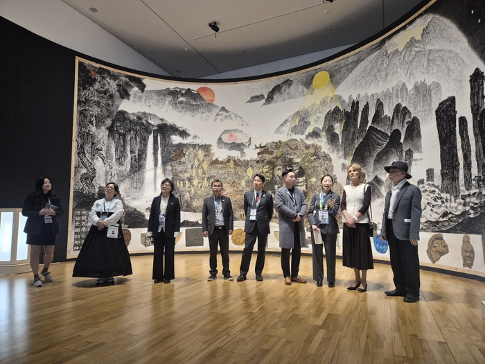 캐나다 총리의 배우자인 다이애나 폭스 카니 여사가 지난달 31일 솔거미술관을 방문해 기념사진을 촬영하고 있다.<경북도 제공>