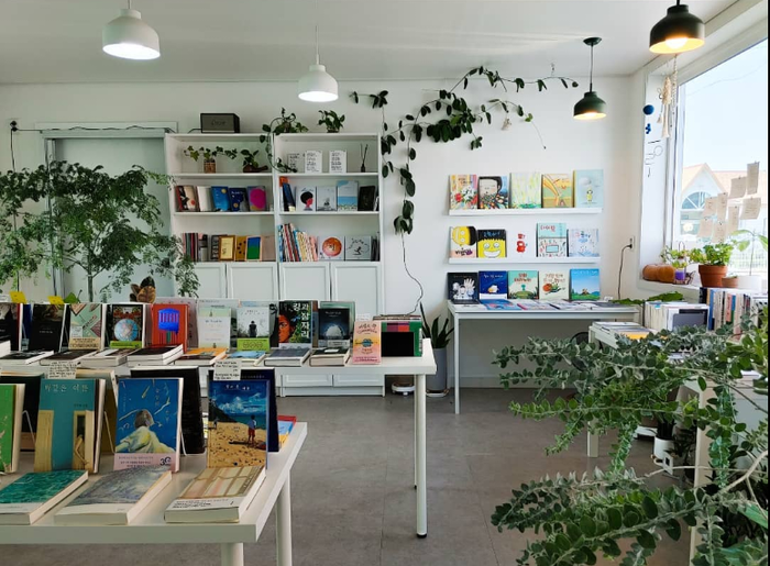 상주 오롯서점 내부. 문학 서적 중심의 작은 책방이다. <오롯서점 제공>