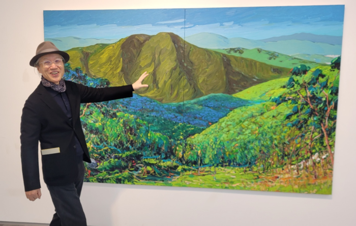 한의사이자 화가인 정성채 작가가 대덕문화전당에서 전시 중인 자신의 신작 앞산에 살어리랏다 의 창작 과정에 대해 설명하고 있다.<임훈기자 hoony@yeongnam.com>