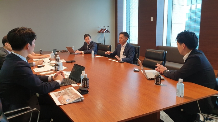 쿠사바 카츠유키(오른쪽 둘째) 동양멘테공업<주> 대표가 중소기업의 생존전략형 M&A 과정에 대해 업계 관계자들에게 설명하고 있다. 홍석천기자