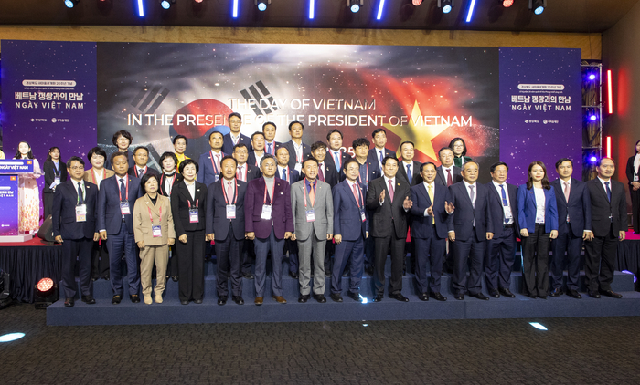 경북도의회가 지난 1일 베트남 정상과 만남의 날 행사에서 기념촬영을 하고 있다.<경북도의회 제공>