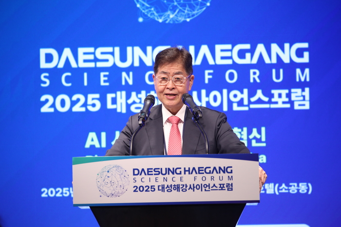 김영훈 대성그룹 회장이 2025 대성해강사이언스포럼에서 AI와 바이오의 융합에 대해 강조하고 있다. <대성그룹 제공>
