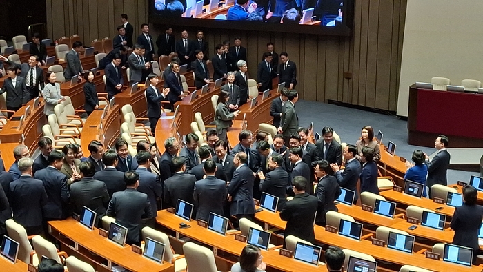 이재명 대통령이 4일 오전 국회 본회의장에서 더불어민주당 의원들에게 둘러싸여 환영받고 있다. 장태훈 기자 hun2@yeongnam.co.kr