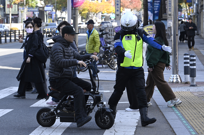 대구경찰청 교통경찰이 4일 오전 대구 중구 대중교통전용지구에서 이륜차와 개인형 이동장치(PM), 픽시 자전거 특별 단속을 하고 있다. 개인형 이동장치(PM)를 무면허 운전 시 10만원, 안전모 미착용 시 2만원, 2인 이상 탑승 시 4만원의 벌금이 부과된다.
이윤호기자 yoonhohi@yeongnam.com

