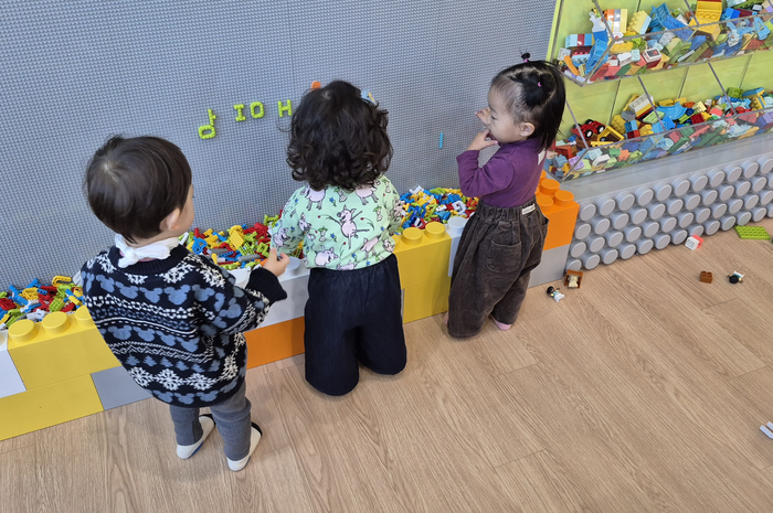 대구도서관 1층에 자리한 어린이자료실에서 어린이들이 블록놀이를 즐기고 있다. 조윤화 기자