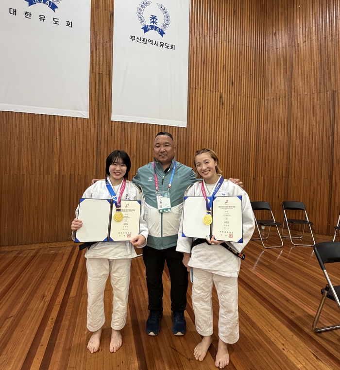 경북체육회 유도팀 허미미(왼쪽), 김지수 선수(왼쪽부터 셋째)가 지난 2일 국가대표 1차 선발전에서 동반 우승한 후 김정훈 감독과 포즈를 취하고 있다.<경북체육회 제공>